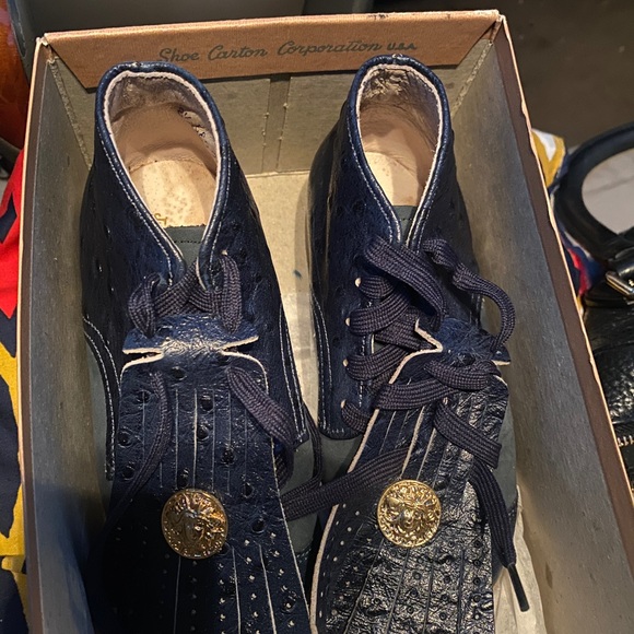 Walkland nubuck OSTRICH BABY SHOES WITH FLAPS AND GOLD Emblem Guc size 8:5 EE - Picture 1 of 8